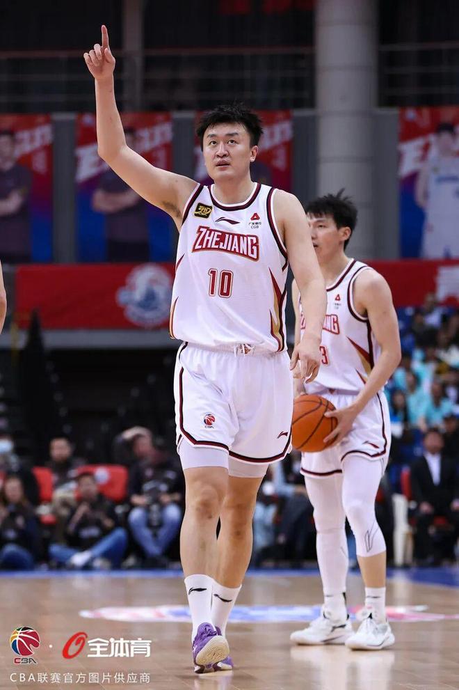 关于浙江稠州训练开放日，今晚官宣签约引欢呼，CBA常规赛在即，身体对抗强度拉满的信息