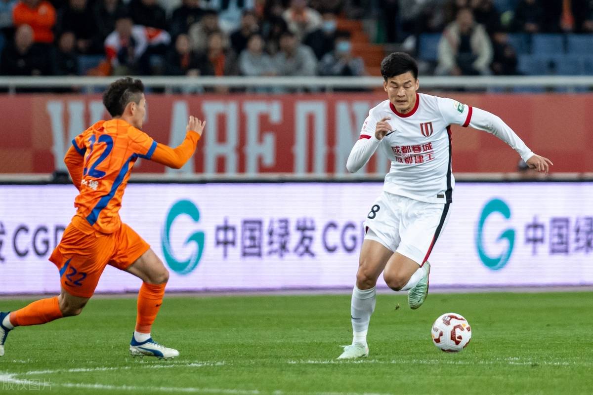 关于成都蓉城训练开放日，今夜完成体检引欢呼，中超在即，赛季目标并未改变的信息